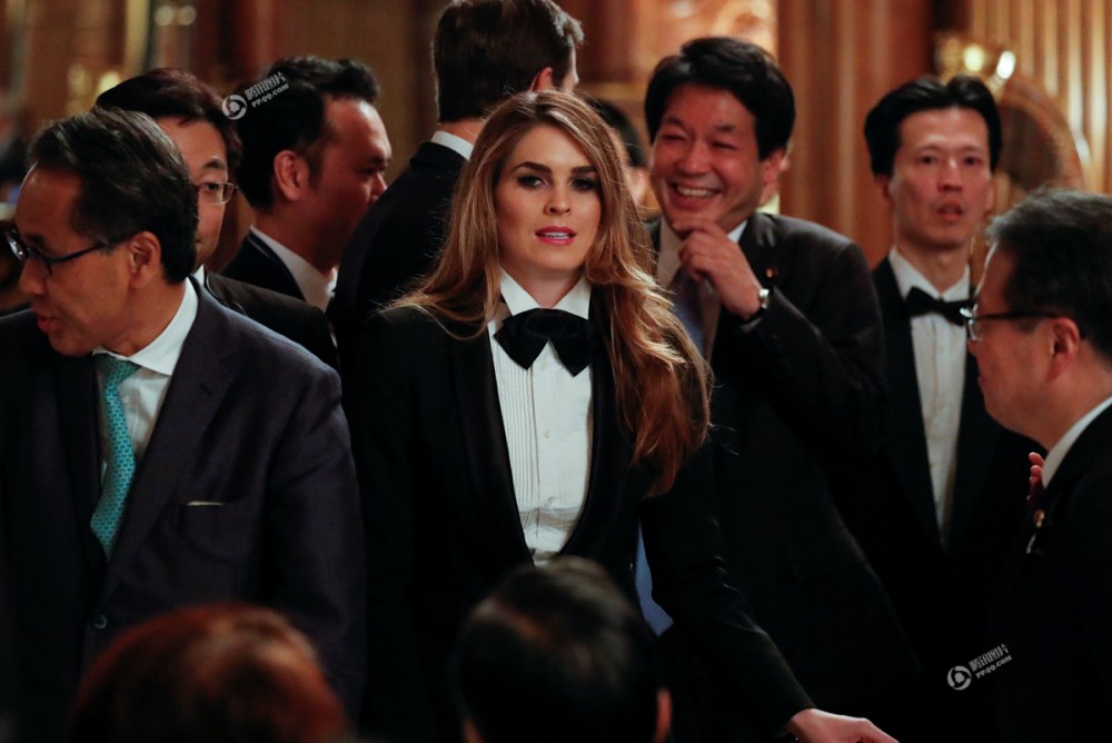 白宫美女官员出席日本晚宴 黑色西装帅气逼人